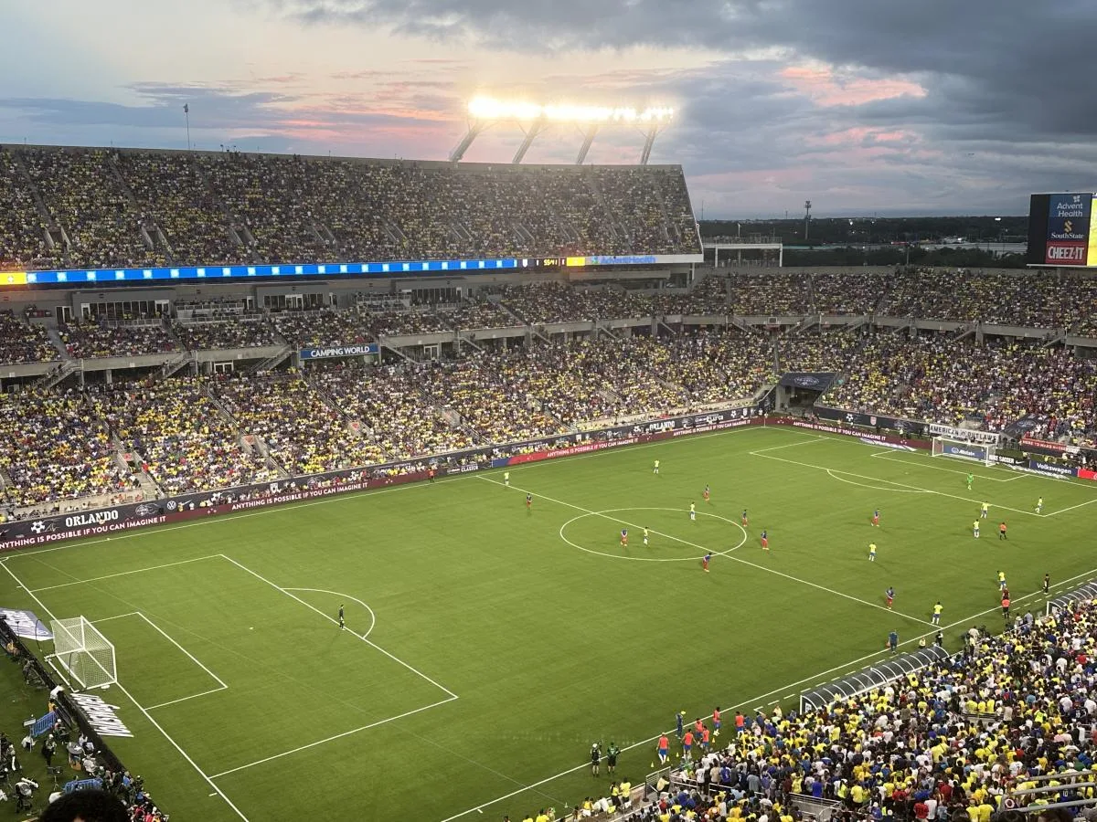 大型足球体育场全景，绿茵场上球员激烈对抗